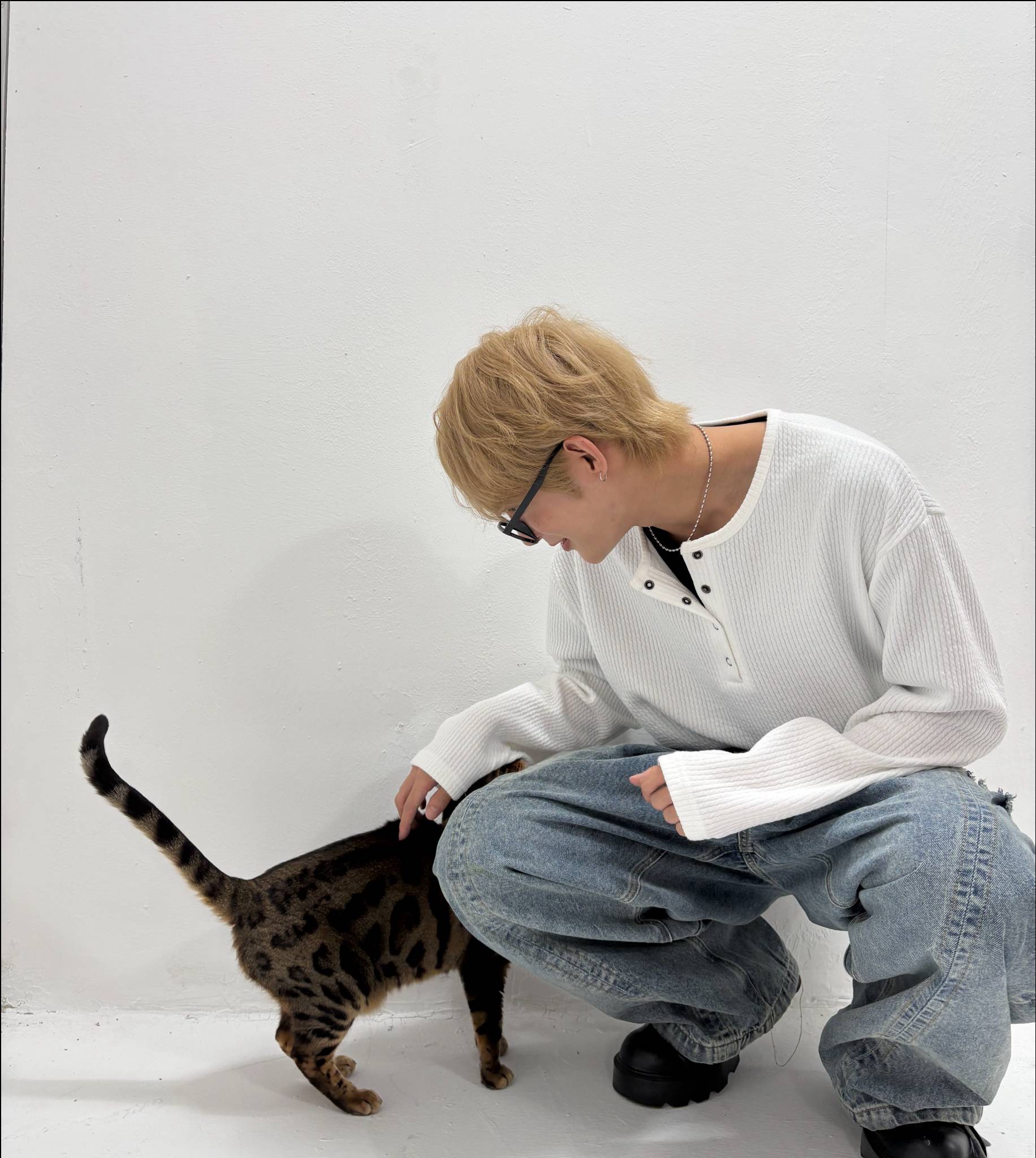 Kang Hyunwoo with cat